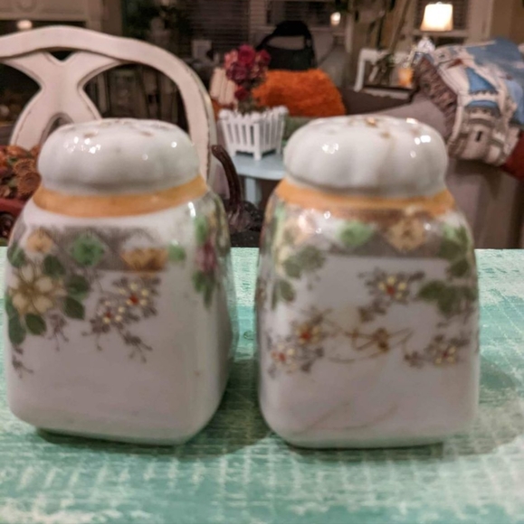 Beautiful Vintage Floral salt And Pepper Shakers. - Picture 7 of 8